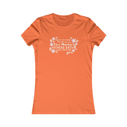 Esta camiseta de mujer de corte entallado con estampado de Mother Stacks Sats
