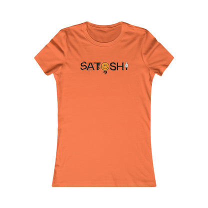 Camiseta ajustada con sonrisa de Satoshi